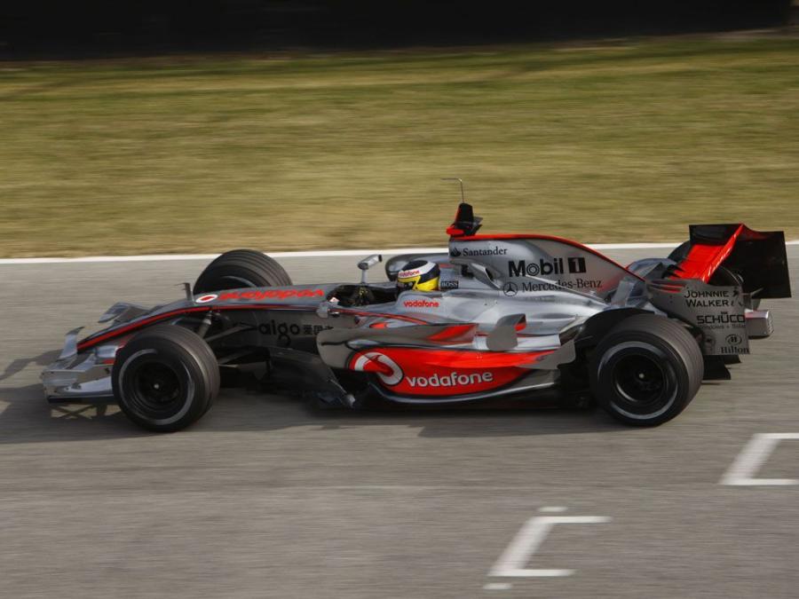  McLaren Mercedes-Benz MP4-23 2008 года  (фото 11 из 16)